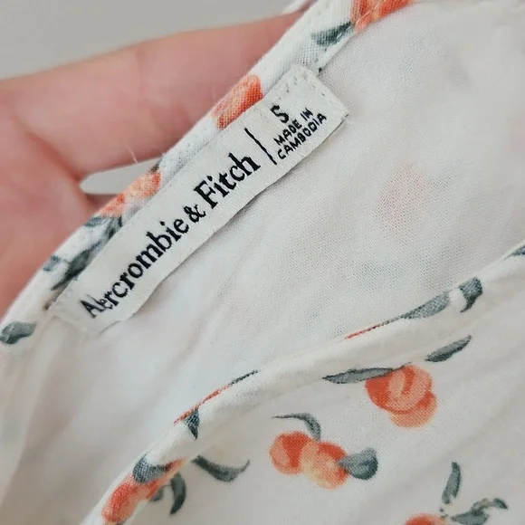 Abercrombie & Fitch White Floral V-Neck Blouse - Picture 2 of 5